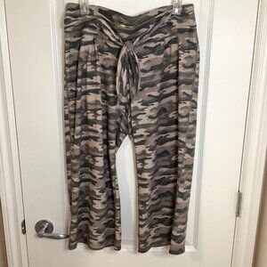 Xersion Women's Brown Camouflage Cropped Pants Size M Loose Fit Wide Leg Comfy